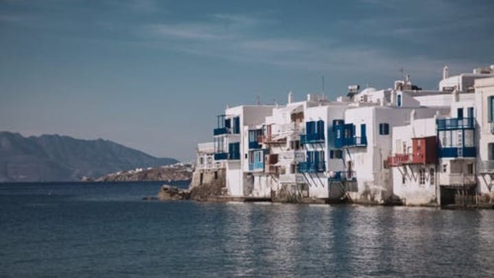 Πάρτι φοροδιαφυγής, με γαλλικό άρωμα, στη Μύκονο